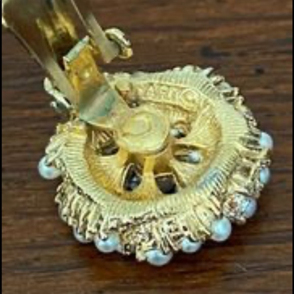 Vintage Goldtone Faux Pearl Button Clip Earrings - Picture 2 of 3